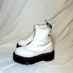 Platform Doc Martens.